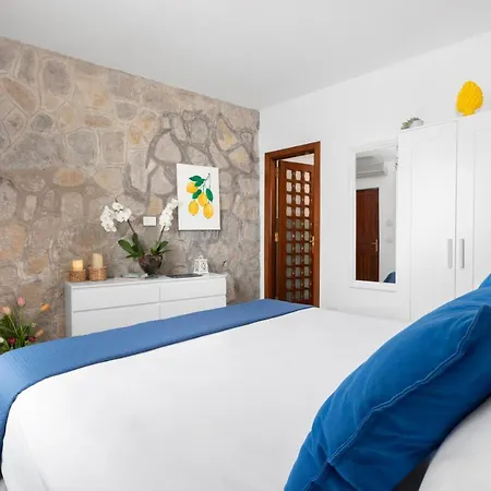 Villa De Vivo Realty - Russo *